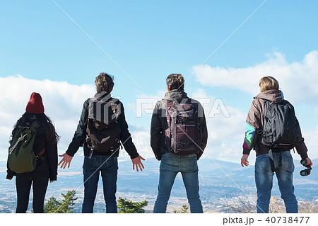 外国人 4人 トレッキング 後ろ姿の写真素材