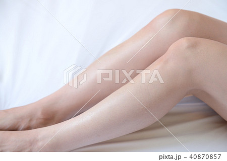 美脚 シーツ セクシー 足の写真素材