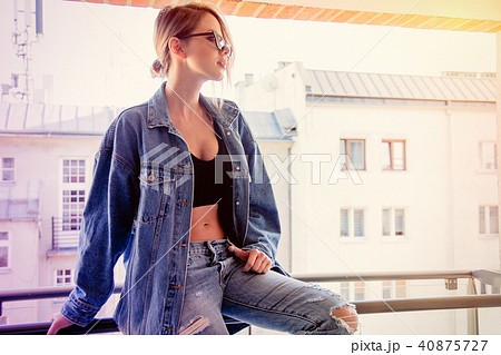 ジーンズ 座るの写真素材