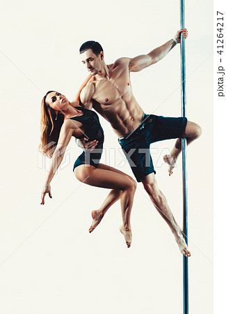 人物 男性 ポールダンス ポールダンサーの写真素材