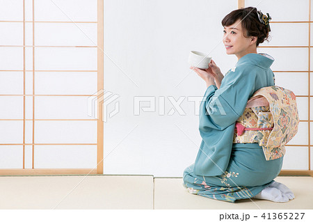 座る 女性 着物 眺めるの写真素材