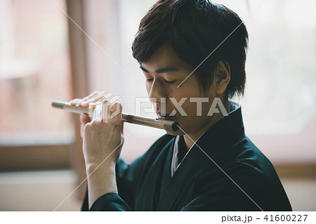 男性 笛 演奏 着物の写真素材 - PIXTA