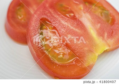 みずみずしい トマト 断面 輪切りの写真素材