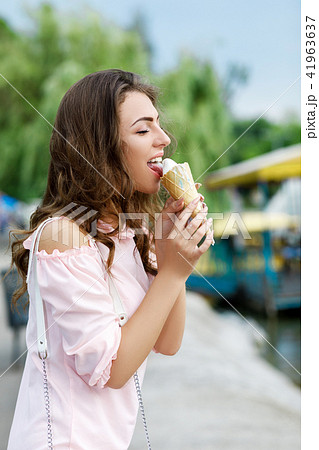 人物 女性 アイス 食べるの写真素材