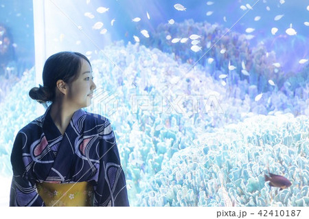 浴衣 水族館 彼女 恋人 デートの写真素材