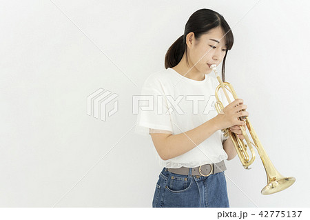 演奏 トランペット 吹く 女性の写真素材