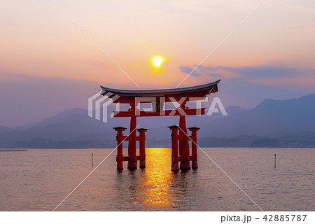 世界文化遺産 厳島神社 宮島 夕日の写真素材