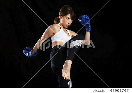 ニーキックの写真素材