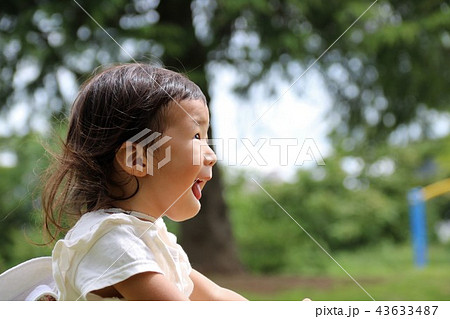 幼女 女の子 横顔 幼児の写真素材