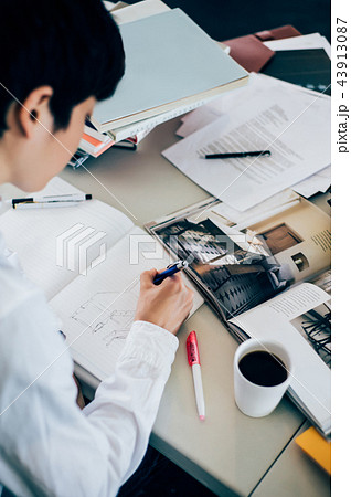 大学生 男性 レポート 書くの写真素材