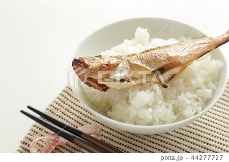 ハタハタ はたはた 焼き魚 箸の写真素材