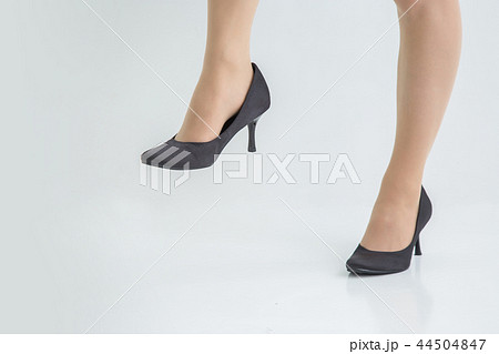 足 ストッキング ハイヒール パンプスの写真素材