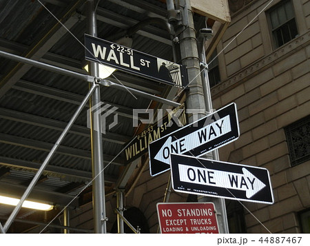 道路標識 ウォールストリート ウォール街 海外の写真素材
