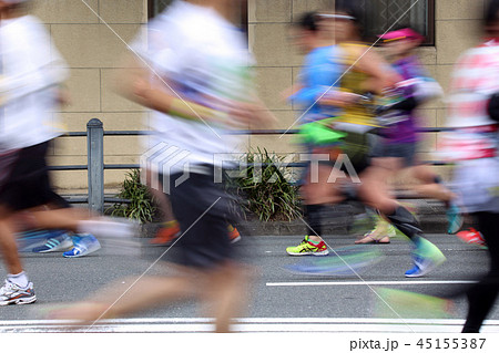 マラソン 足元 マラソン大会 走るの写真素材