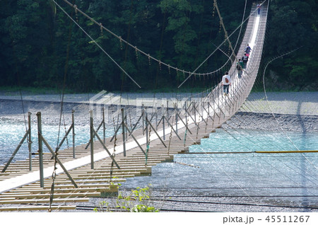 恋金橋 塩郷の吊橋 静岡県 つり橋の写真素材