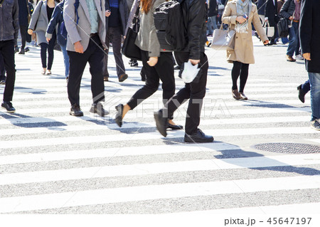 横断歩道 足 渡る 雑踏の写真素材