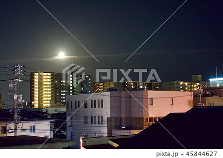 都会 満月 夜景 広島市の写真素材