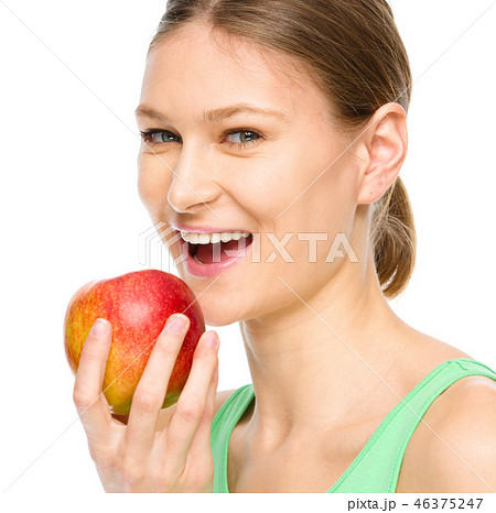女性 かじる 食べる りんごの写真素材
