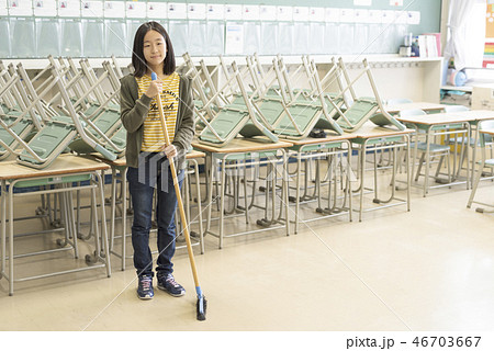 学校 掃除 小学校 ほうきの写真素材
