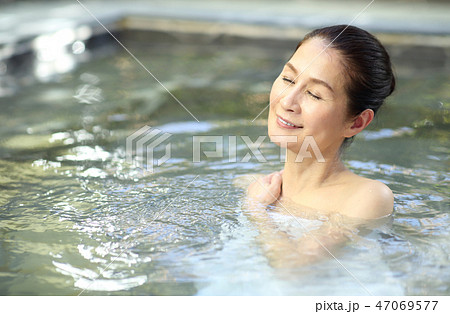 女湯 女性 銭湯 温泉 女風呂の写真素材