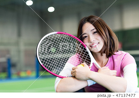 女の子 スポーツ テニス かわいいの写真素材