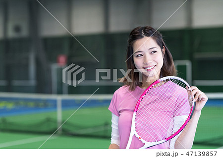 女の子 スポーツ テニス かわいいの写真素材