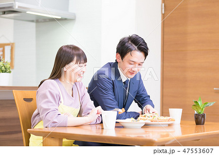 女性 あーん 夫婦 カップルの写真素材