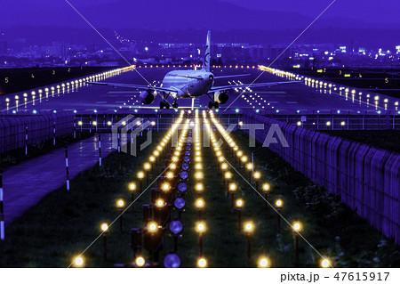 誘導灯 滑走路 空港の写真素材