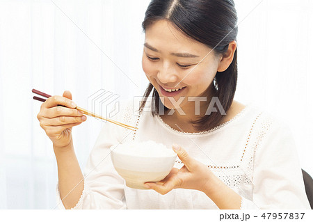 食事 食べる 横顔 お箸の写真素材