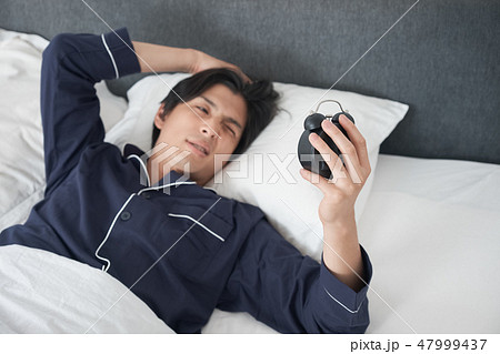 ベッドで目覚める男性
