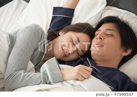 腕枕の写真素材