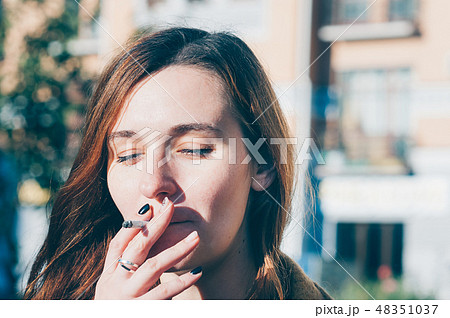煙を吐くの写真素材