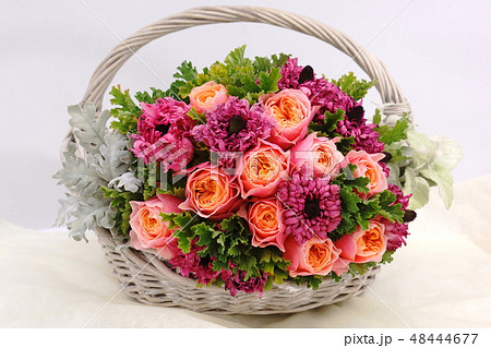 バラとラナンキュラスの花籠の写真素材