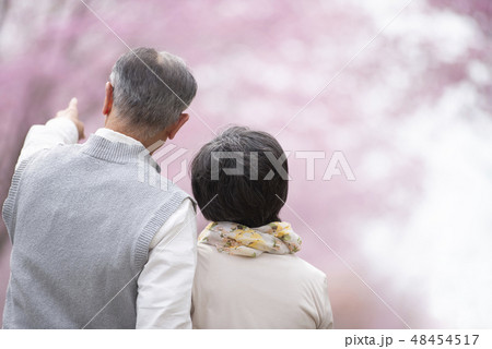 後ろ姿 老夫婦 女性 花の写真素材 後ろ姿 老夫婦 女性 花の写真素材