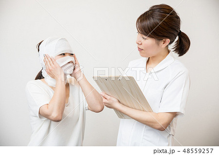 顔面 怪我 骨折 けがの写真素材