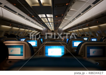 機内 白バック 飛行機 座席の写真素材