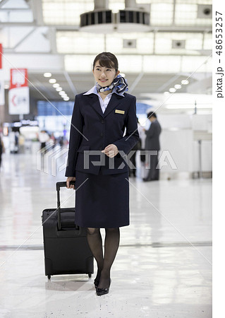 歩く 女性 空港 Caの写真素材