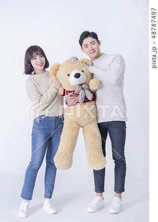 人物 カップル 人形 テディベアの写真素材