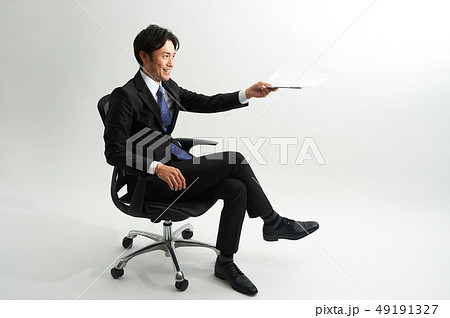 椅子 座る 男性の写真素材