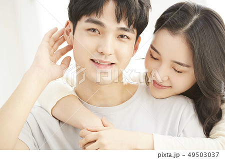 抱きつくの写真素材