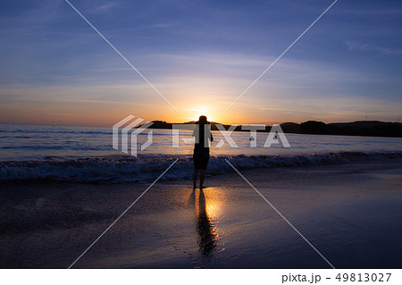 女 後ろ姿 独り 海の写真素材 Pixta