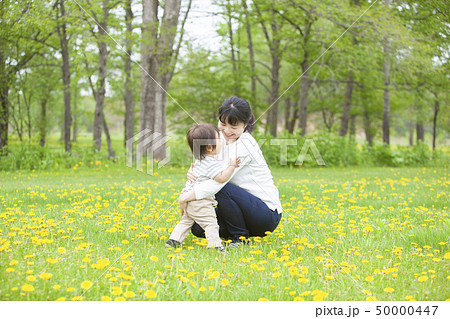 母子 春 親子 抱きしめるの写真素材