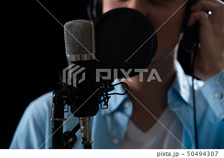 声優 マイクの写真素材