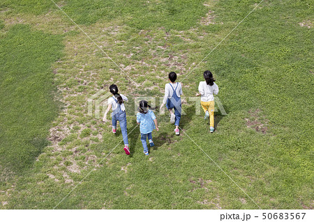 子供 友達 走る 後姿の写真素材