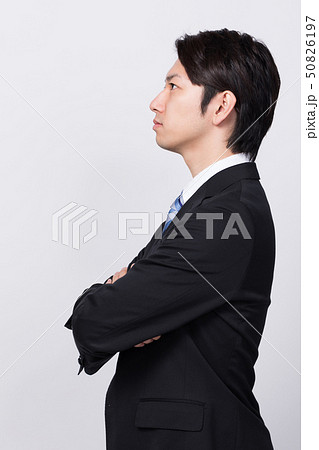 男性 ビジネスマン スーツ 横顔の写真素材