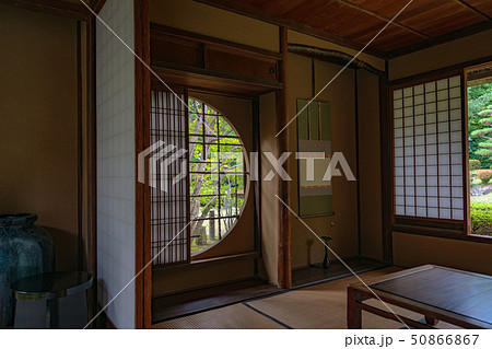 茶室の円窓の写真素材