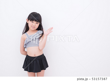 子供 女子 10歳未満 正面の写真素材