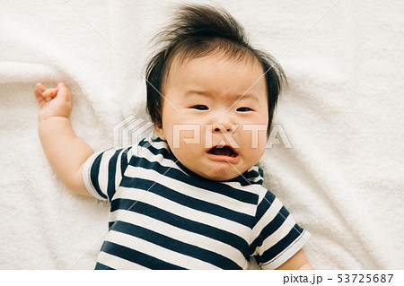 泣き顔 かわいい 日本人 赤ちゃんの写真素材