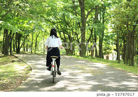 自転車 乗る 女性 後ろ姿の写真素材