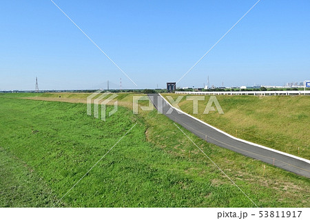 土手 道 道路 河川敷の写真素材